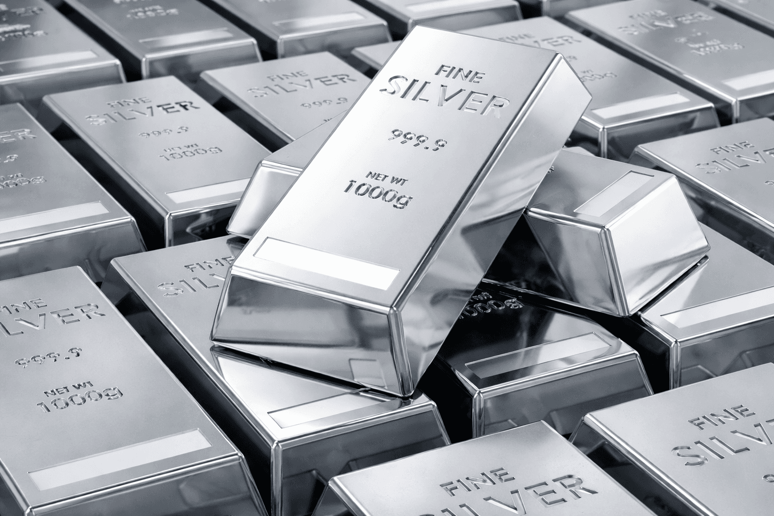 Silver Sinks Over 2% in Futures Trade as Inflation Concerns Weigh on Markets